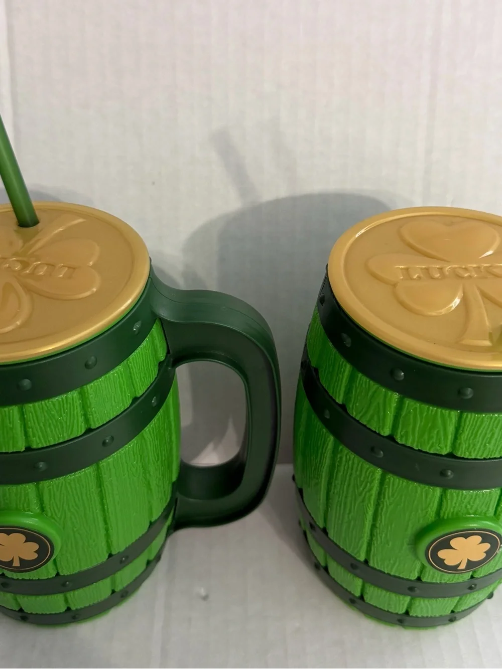 Greenbriar Int Green Barrel-Style Tumbler Mug with Straw - Shamrock Accent
